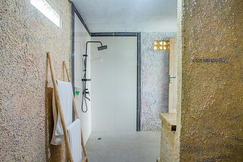 蓝梦岛The Puncak Private Villa的带淋浴和步入式淋浴间的浴室