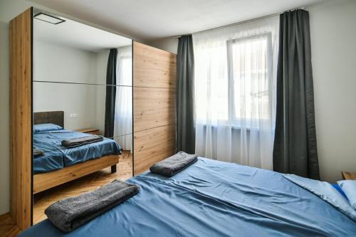 瓦尔纳House Stavrevi的一间卧室设有两张单人床和一面镜子