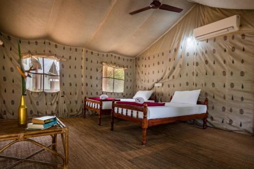 Amritara Riverside Luxury Tents客房内的一张或多张床位