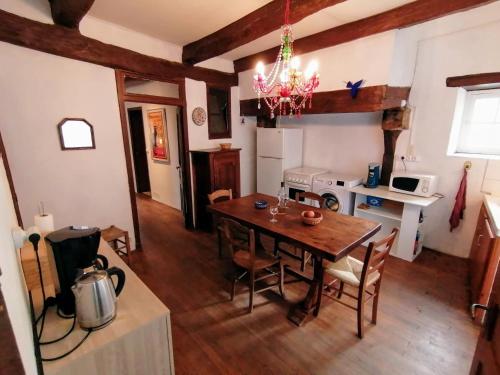 纳雅克11 rue basse Najac的厨房以及带木桌的用餐室。
