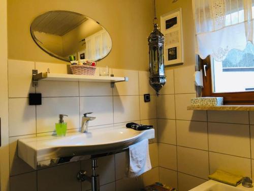 新策勒Waldidyll的一间带水槽和镜子的浴室