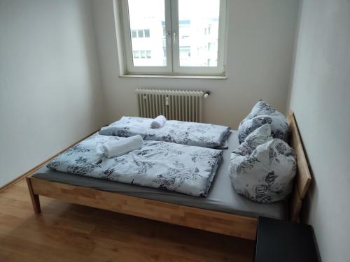 雷根斯堡Domblick Regensburg的一张床上有两个枕头的房间