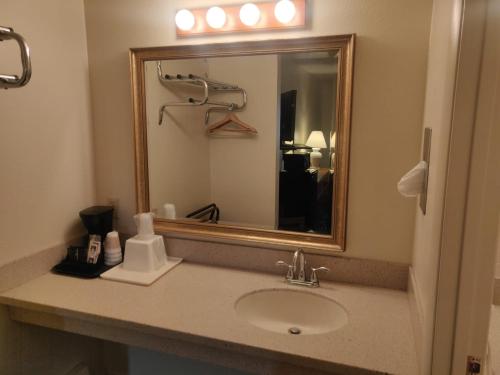 科迪Skyline Motor Inn的一间带水槽和镜子的浴室