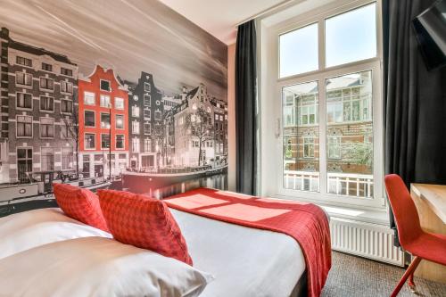 阿姆斯特丹普林森酒店的酒店客房设有床和窗户。