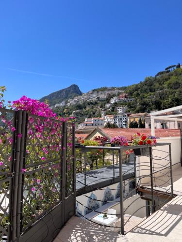 维耶特里Aretusa Resort Amalfi Coast的鲜花阳台,享有城市景观