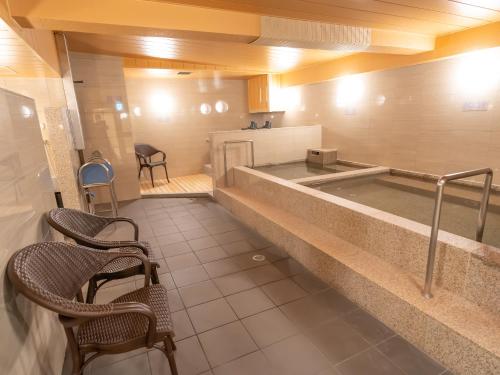 大阪Shinsaibashi ARTY Inn的一间位于客房中间的带浴缸的浴室的厨房