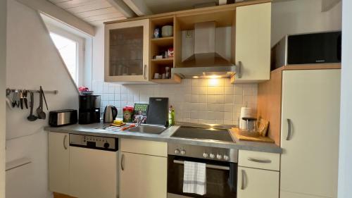 Gemütliche Maisonettewohnung mit Dachterrasse am Schloß的厨房或小厨房