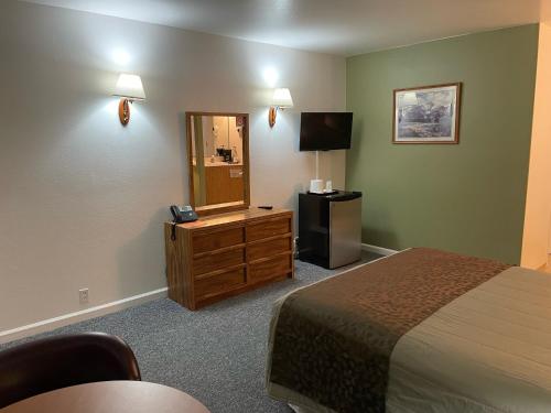 利韦宁Murphey's Motel LLC的酒店客房,配有床和镜子
