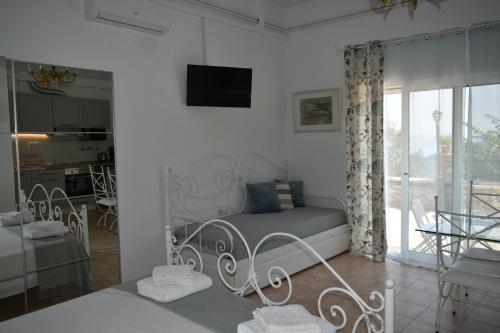 KariáEstate Dafnopanagia Luxury Apartment Ourania的一间白色的卧室,配有床和客厅