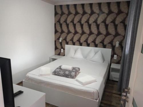 南埃福列CasaRiana 3的卧室配有白色的床和床头板