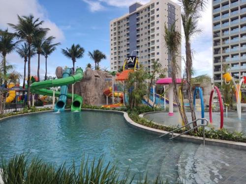 萨利诺波利斯Salinas Premium Resort的水上公园,带滑梯