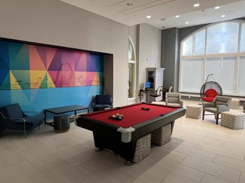 圣路易斯Home2 Suites By Hilton St Louis Downtown的一间带台球桌和大屏幕的房间