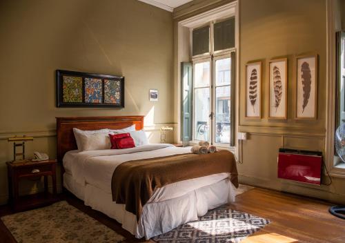 圣地亚哥Hotel Casa Zañartu的一间卧室设有一张床和一个大窗户