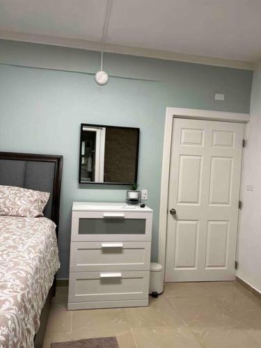 乌马考Palmas View Premium 6的一间卧室配有一张床和一个带镜子的梳妆台