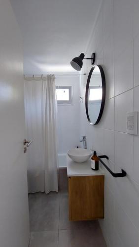 坦迪尔ONE Departamentos的白色的浴室设有水槽和镜子