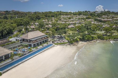 金巴兰金巴兰海湾巴厘四季酒店的享有度假村和海滩的空中景致
