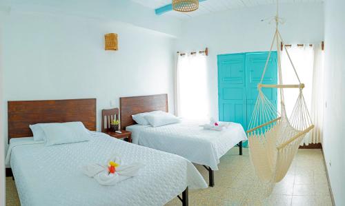 弗洛勒斯Casa Ramona的一间卧室设有两张床和吊床
