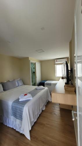 费尔南多 - 迪诺罗尼亚Flat Vista Mar Noronha的卧室配有一张白色大床