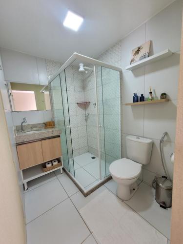 费尔南多 - 迪诺罗尼亚Flat Vista Mar Noronha的带淋浴、卫生间和盥洗盆的浴室