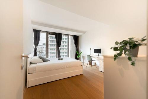 卢森堡Lux City Hamilius - Modern & Spacious Apart w/View的白色的卧室设有床和窗户