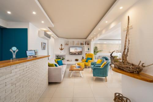 纳克索乔拉Polis of Naxos Boutique Hotel的客厅配有蓝色和黄色的家具