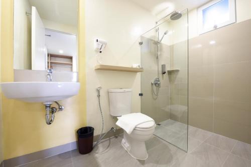 马尼拉Hop Inn Hotel Alabang Manila的浴室配有卫生间、盥洗盆和淋浴。