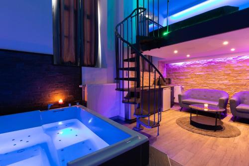第戎Spa-privatif的带浴缸和螺旋楼梯的客房