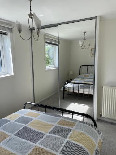 邓巴顿Dumbarton With A View的一间卧室配有一张床和一面大镜子