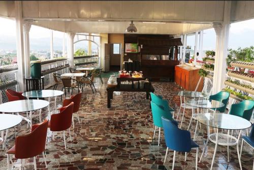 埔里華秝茶油幸福莊園的阳台餐厅,配有桌椅