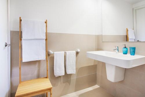卡拉纳雅达Agulla park的浴室配有盥洗盆、镜子和毛巾