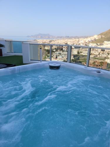 卡沃内拉斯Hotel Carboneras Cabo de Gata by MIJ的房屋屋顶上的热水浴池