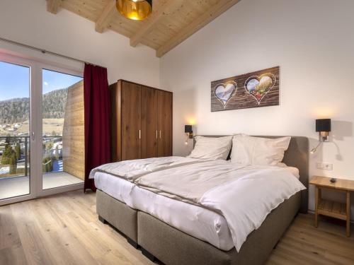 东蒂罗尔地区马特赖Classic holiday home in Matrei in Osttirol with sauna的一间卧室设有一张大床和一个大窗户