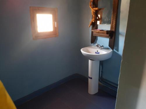 瓦尔扎扎特ecolodge bivouac des aigles的一间带白色水槽和窗户的浴室