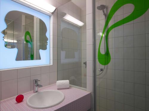 不莱梅不莱梅城普利泽特酒店的一间带水槽和玻璃淋浴的浴室