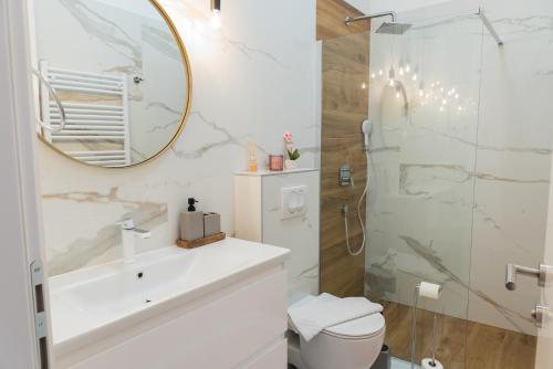 斯普利特Center De Lux Studios “ Zara “的浴室配有盥洗盆和带镜子的淋浴
