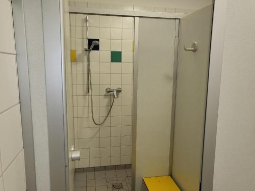 库克斯港Jugendherberge Cuxhaven的带淋浴和卫生间的浴室。