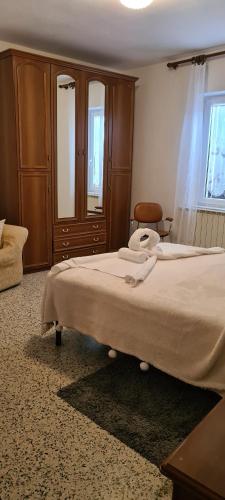 皮恩扎Appartamenti Il Leone的一间卧室设有两张床和窗户。