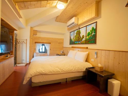 北竿芹壁休闲渡假村的一间卧室,卧室内配有一张大床