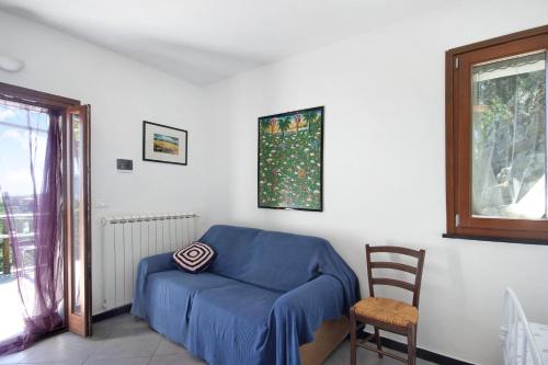 卡莫利Monolocale Fattorialmare Viola的一间设有蓝色床和椅子的房间