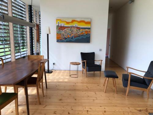 萨拉茨格里瓦蓝都普拉瓦斯度假屋的一间设有桌椅和壁画的房间