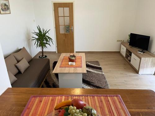布拉采Apartman Maša的客厅配有沙发和桌子
