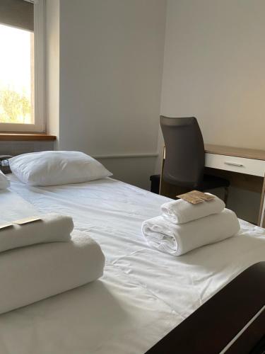 德鲁斯基宁凯V15 Apartment的卧室配有2条白色毛巾。