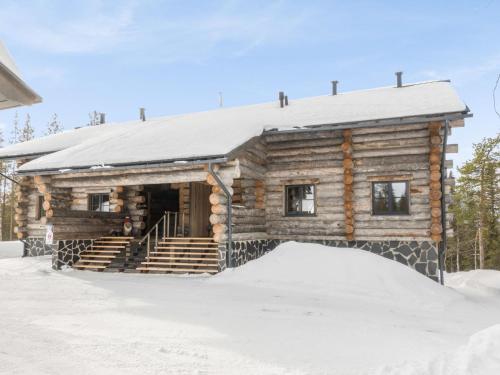 锡尔卡Holiday Home Villa toprakka b by Interhome的小木屋,设有雪盖屋顶