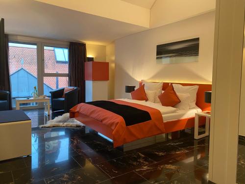 施里斯海姆TRIP INN Kaiser Hotel & Restaurant Heidelberg-Schriesheim的酒店客房设有一张床、一张书桌和窗户。