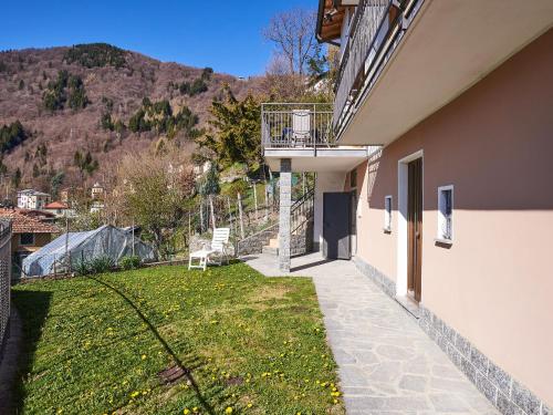 Casasco IntelviHoliday Home Casa del Sole by Interhome的带阳台和草地庭院的房子