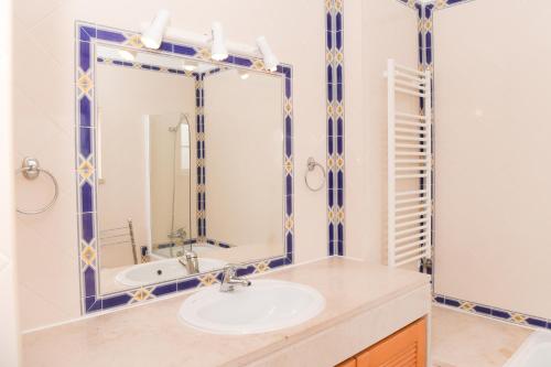 普拉亚德尔瑞伊Casa Louisa的一间带水槽和镜子的浴室