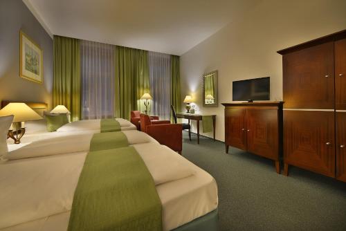 布拉格Prague Season Three Stars的酒店客房设有两张床和一台平面电视。