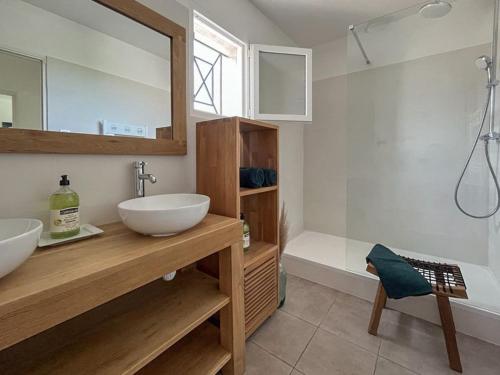 MoulézanPetit Paradis Garrigue的浴室设有2个白色水槽和淋浴。