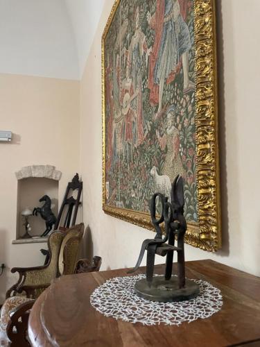 焦维纳佐Palazzo Morola XIV century的墙上画的桌子和雕像