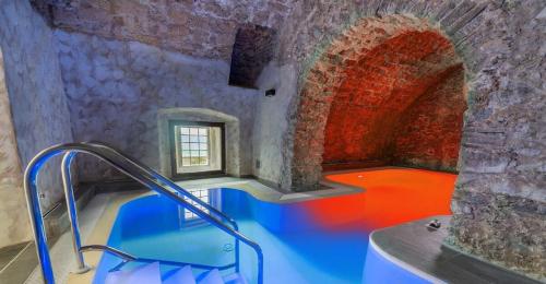 Montesano sulla MarcellanaPalazzo Cestari Hotel的大楼内带大型蓝色浴缸的浴室